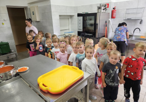 przedszkolaki poznają kuchnię