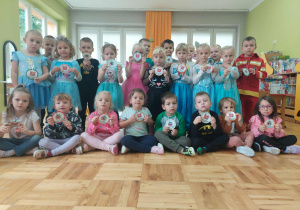 zdjęcie grupowe z medalami okolicznościowymi
