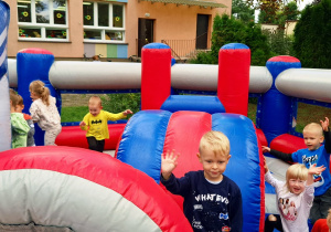 dzieci w labiryncie