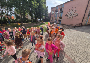 dzieci na tarasie pokazują swoje kolorowe liście