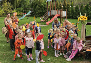 dzieci po korowodzie machają jesieni swoimi rekwizytami