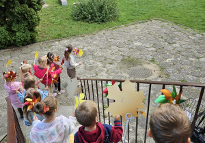 przedszkolaki schodzą do ogrodu aby wziąć udział w korowodzie