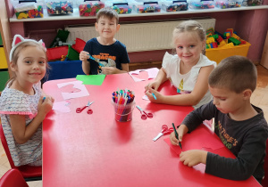 przedszkolaki wycinają serca