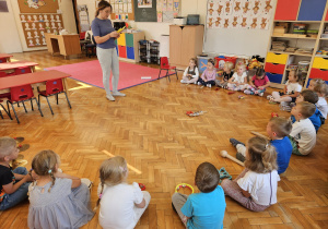 pani psycholog odczytuje wiadomości dzieciom od rodziców