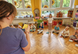 pani psycholog odczytuje wiadomość dziewczynce od rodziców