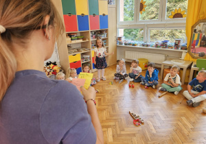 pani psycholog odczytuje wiadomość dziewczynce od rodziców