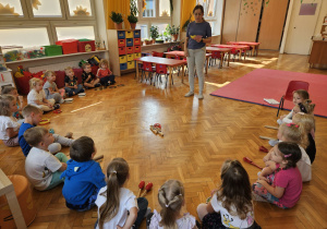 pani psycholog odczytuje wiadomości dzieciom od rodziców