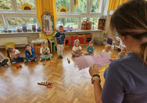 pani psycholog odczytuje wiadomość chłopcu od rodziców
