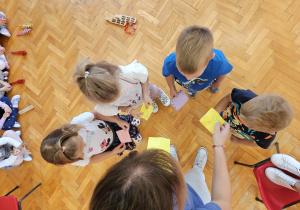 pani psycholog odczytuje i wręcza wiadomości dzieciom od rodziców
