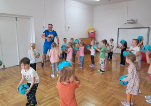 dzieci poruszają się z piłkami