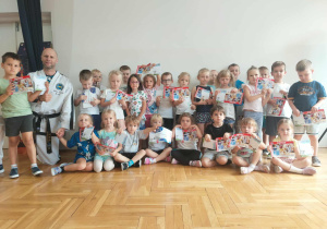 zdjęcie grupowe z trenerem