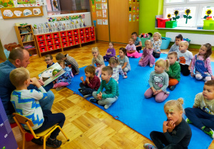 tata czyta dzieciom