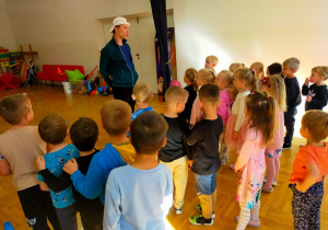 dzieci stoją przed trenerem