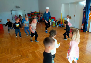 przedszkolaki biegają z trenerem