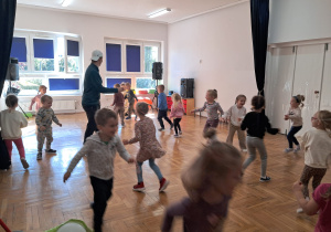 przedszkolaki biegają z trenerem