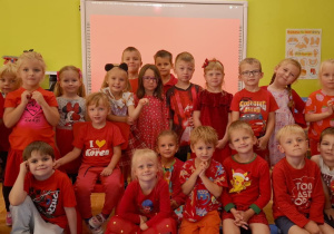 zdjęcie grupowe dzieci w czerwonych ubraniach