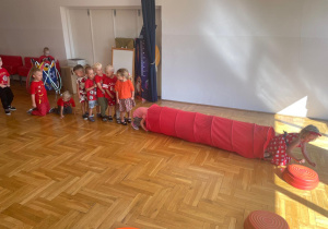 przedszkolaki pokonują czerwony tor przeszkód - czerwony tunel