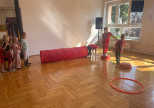 przedszkolaki pokonują czerwony tor przeszkód - czerwone kamienie i koło