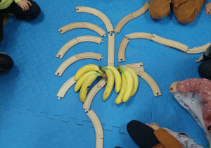 drzewko z bananami wykonane z klocków i naturalnych bananów