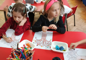 praca platyczna - jesienne drzewo z kolorowymi liśćmi wykonanymi plasteliny