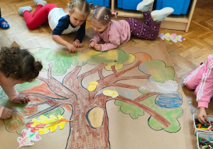 praca platyczna - jesienne drzewo z kolorowymi liśćmi wykonanymi kredkami pastelowymi