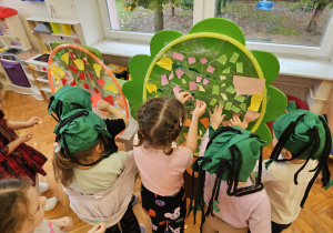 jesienne drzewo - dzieci naklejają na koło, owinięte taśmą klejącą, kawałki kolorowego papieru