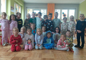 zdjęcie grupowe dzieci w piżamach
