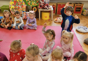 dzieci zgłaszaja chęć wypowiedzi i podnoszą rękę