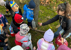 mama pokazuje dzieciom znalezionego grzyba