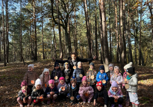 pamiątkowe zdjęcie grupowe z nauczycielką w lesie