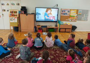 przedszkolaki oglądają film edukacyjny