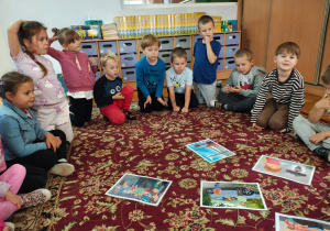 dzieci opowiadają o treści obrazków
