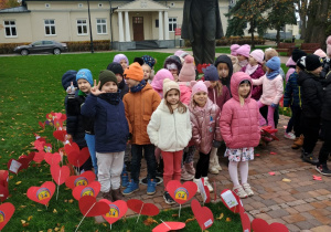 przedszkolaki wśród serduszek pod pomnikiem założyciela miasta Zduńskiej Wolia