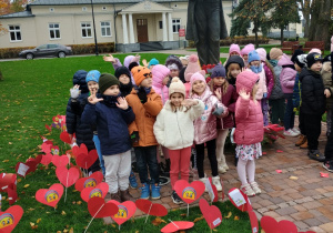 przedszkolaki wśród serduszek pod pomnikiem założyciela miasta Zduńskiej Wolia