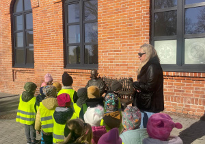 dzieci przy ławeczce z Marią Maksymilianem Kolbe przy dworcu kolejowym w Zduńskiej Woli