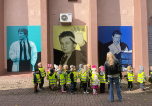 dzieci na pasażu Pawła Królikowskiego w Zduńskiej Woli