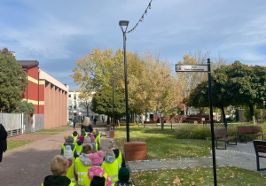 dzieci idą obok skweru Pawła Królikowskiego