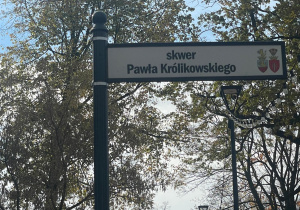 tabliczka z napisem skwer Pawła Królikowskiego