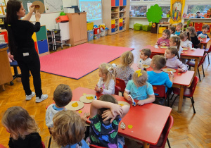 mama demonstruje w którym miejscu nakleić kolejny liść