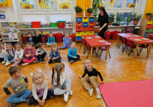 mama przygotowuje stanowiska pracy dla dzieci podczas gdy one oglądają film o leśnych ptakach