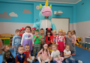 zdjęcie grupowe dzieci z jednorożcem