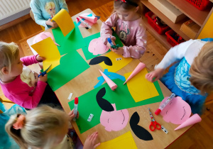 dzieci wykonują prace plastyczne z kolorowego papieru - Pinokio