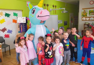zdjęcie grupowe dzieci z jednorożcem