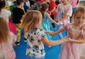 przedszkolaki tańczą w strojach w parach