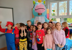 zdjęcie grupowe dzieci z jednorożcem