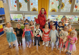 zdjęcie grupowe dzieci z nauczycielką przebraną za Czerwonego Kapturka