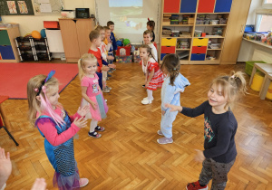 przedszkolaki tańczą ukłąd "Nie chcę cię"