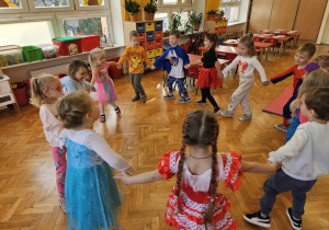 dzieci bawią się w kole