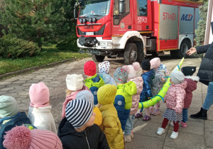 przedszkolaki na tle wozu strażackiego