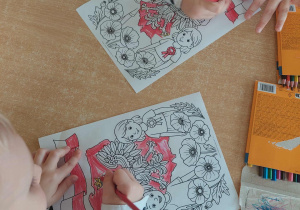 przedszkolaki kolorują obrazek na 11 listopada z symbolami narodowymi